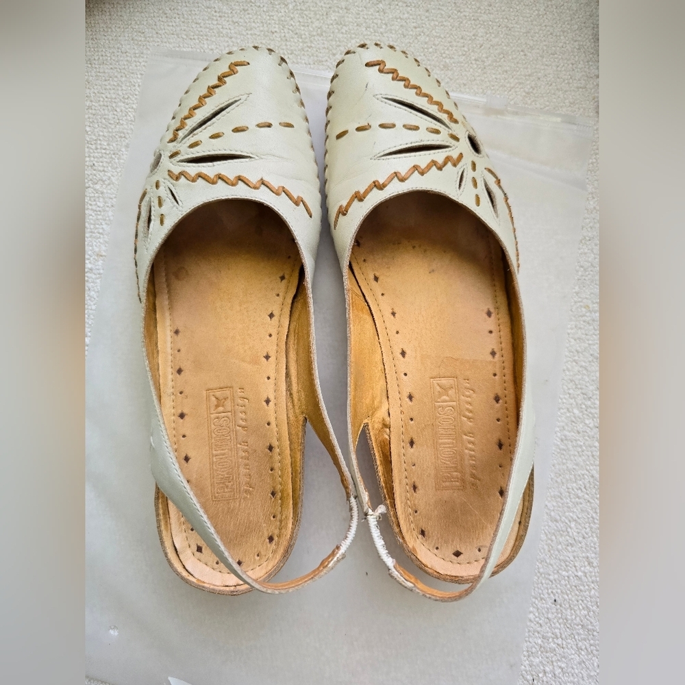 PIKOLINOS White and Tan Cutout Slingback Sandals